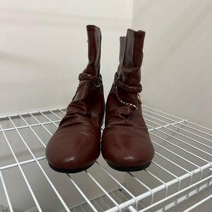 Gentle used brown boots